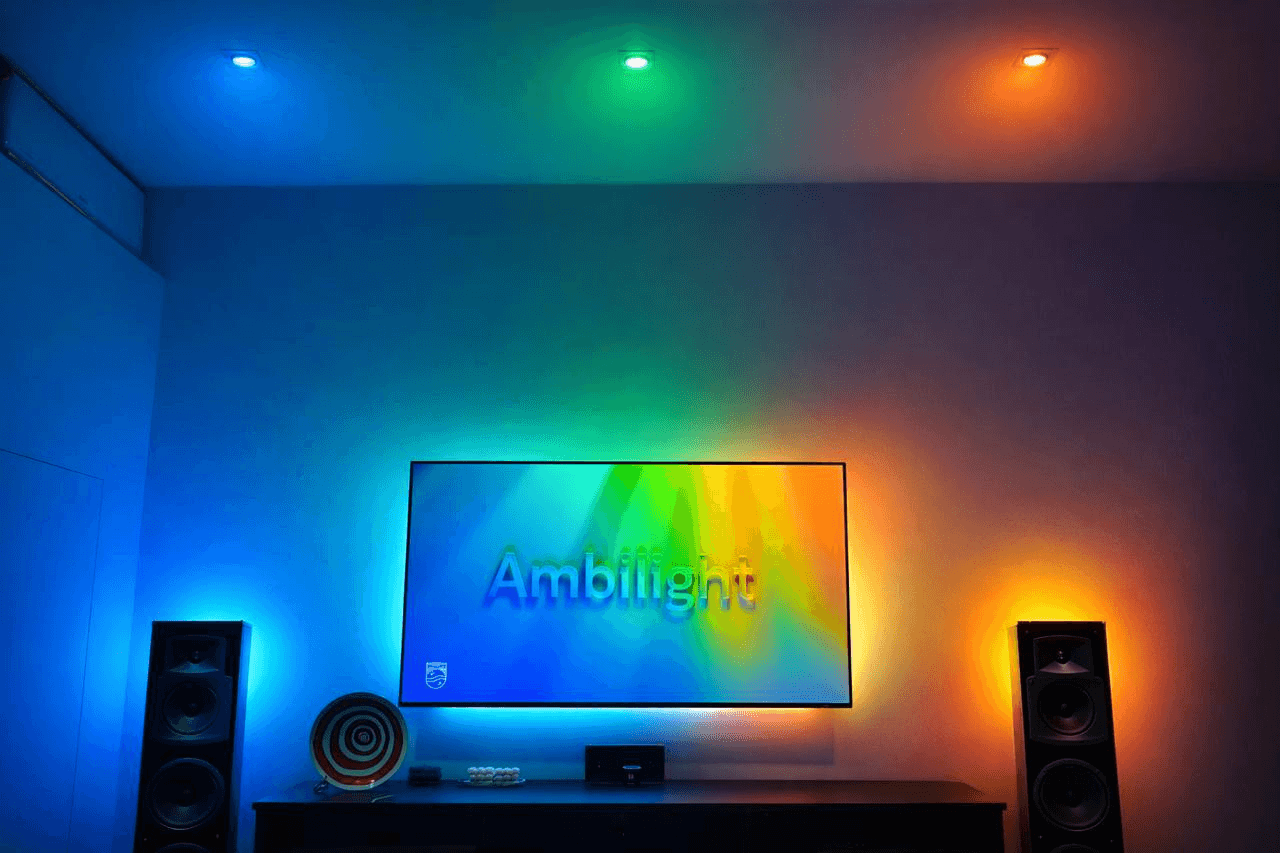 RGB-подсветка ТВ-зоны и цветной сценарий Кино в гостиной